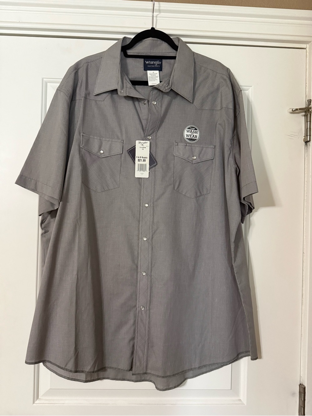 Wrangler Short Sleeve Button-Down Shirt in Light Gray